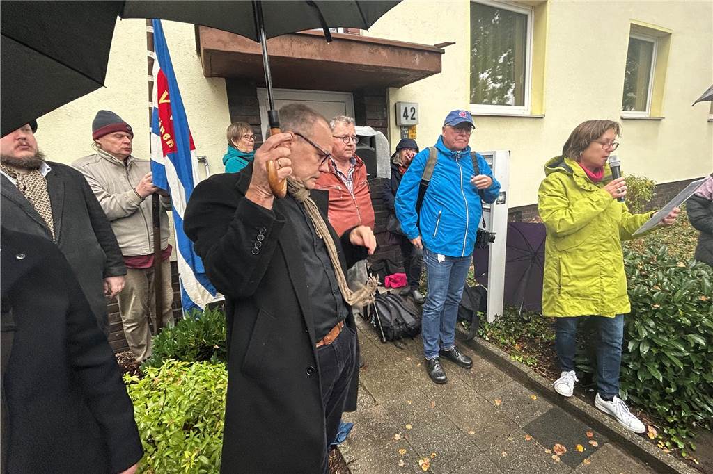 Erstmalig in Lünen: Ehrung für militärischen Widerstand gegen Nazis Lehrerin Katrin Rieckermann erzählt bei der Legung der Stolpersteine vom Leben der beiden Geehrten.
