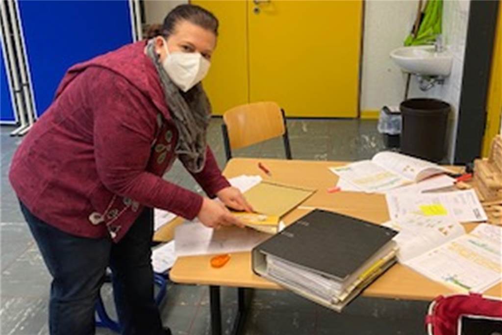 Lehrerin Marion Wenner sichtet und verpackt Lernmaterial für die Kinder des Grundschulverbundes Südkirchen/Capelle.
