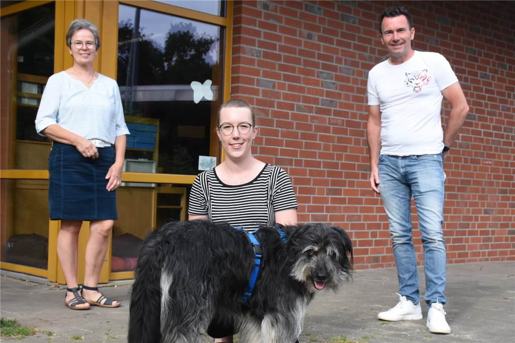 Hund Benni hilft Felicitasschülern, konzentriert und ruhig zu lernen Lehrerin Meike Dewies (M.) hatte die Idee zum Schulhund. Schulleiter Sven Kruse war sofort begeistert und der Förderverein unter Leitung von Elisabeth Ingenhorst hat die Ausbildung des Hundes finanziert.
