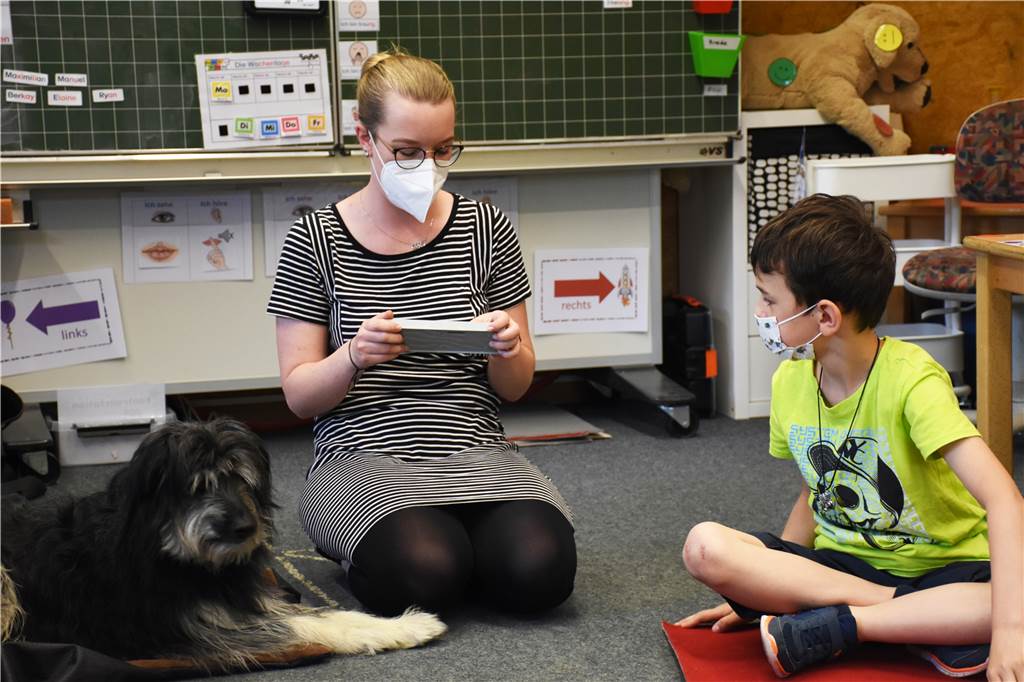 Hund Benni hilft Felicitasschülern, konzentriert und ruhig zu lernen Lehrerin Meike Dewies stellt Aufgaben. Wer die richtige Lösung weiß, darf Benni ein Leckerli geben.