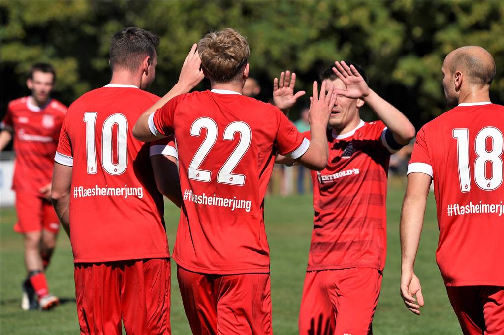 „Die Liga ist brutal gut“: Flaesheim startet holprig in die Bezirksliga Flaesheimer Spieler feiern einen Torerfolg