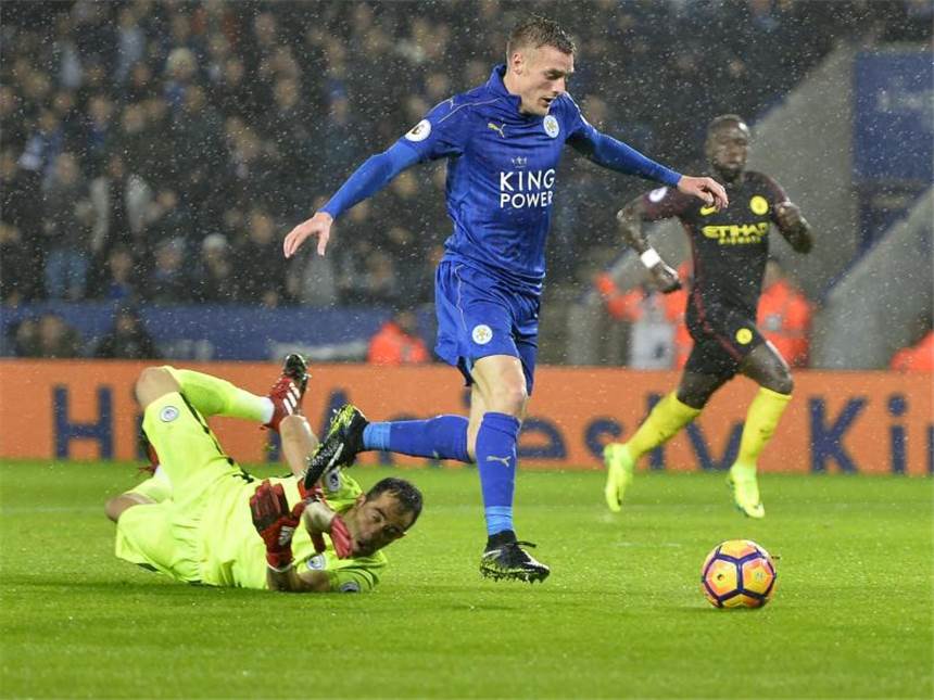 ManCity "verwirrt und gedemütigt" - Özil mit Köpfchen Leicester Citys Jamie Vardy (M) hat den Torwart von Manchester City ausgespielt und kommt frei zum Torschuss. Foto: Hannah Mckay
