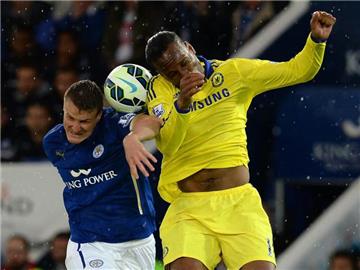 Leicesters Robert Huth (l) im Duell mit Chelseas Star Didier Drogba. Foto: Nigel Roddis