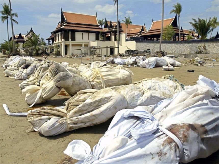 Zehntausende gedenken der Opfer des verheerenden Tsunamis Leichen am Strand von Khao Lak in Thailand. Foto: Rungroj Yongrit/Archiv