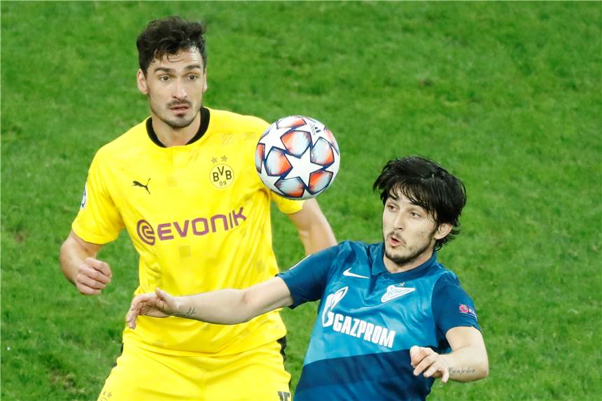 BVB vor Stuttgart-Spiel: Weitere Ausfälle drohen - Hoffnung bei Hummels Leicht angeschlagen: BVB-Abwehrchef Mats Hummels (l.).