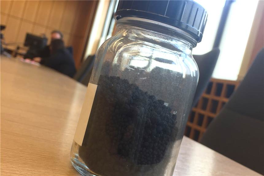 Illegal entsorgte Ölpellets: Umweltverbrechen von gigantischem Ausmaß Leicht entzündlich sind die giftigen Ölpellets.