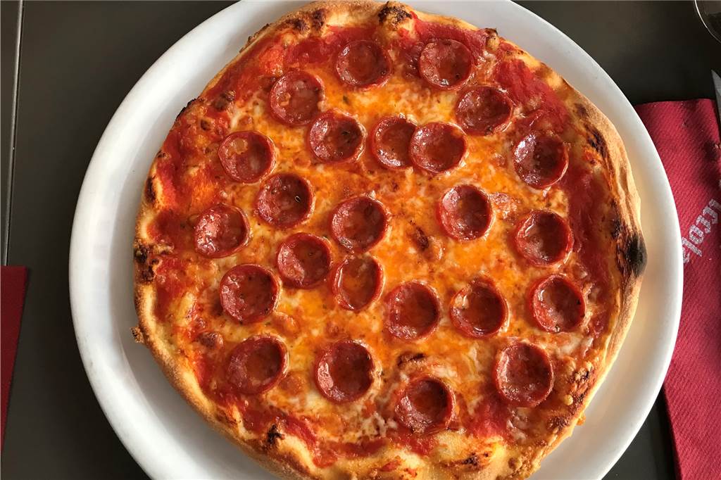 Pizzeria La Piccola: Es kommt nicht immer auf die Größe an Leicht Schärfe, reichlich belegt: Pizza Calabria.