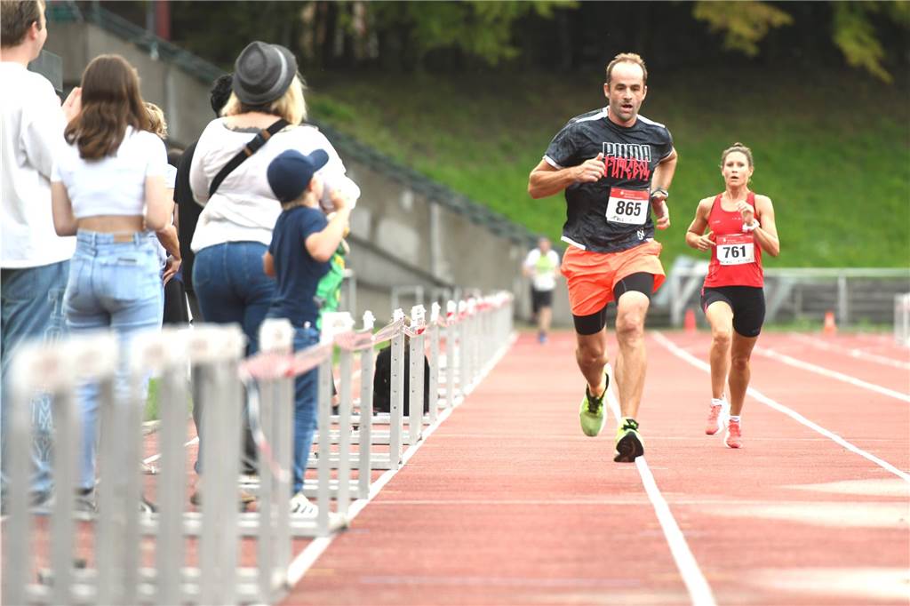 Leichtathletik, 6. Sparkassen Abendlauf des Recklinghäuser LC.Zielsprint 5 km: Alexander Bruns vor Nadine Krüskemper (Sparkasse Vest).