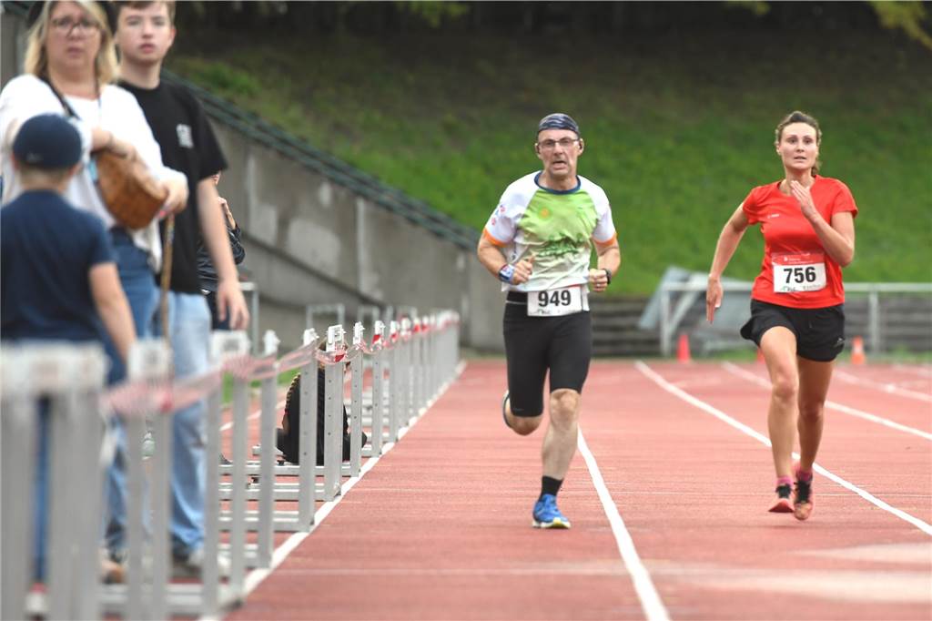 Leichtathletik, 6. Sparkassen Abendlauf des Recklinghäuser LC.Zieleinlauf 5 km Marc Heupel (LG Ultralauf) und Justine David (Sparkase Vest, rechts)