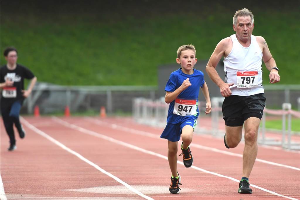 Leichtathletik, 6. Sparkassen Abendlauf des Recklinghäuser LC.Zieleinlauf 5 km:Julian Endemann (M10) und Roland Segers (M55).