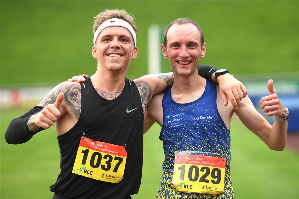 Leichtathletik, 6. Sparkassen Abendlauf des Recklinghäuser LC. Zwei, die sich verstehen: Gesamtsieger über 10 km, der gebrütige Herner Phil Lembach (LC Rehin Wied) und Matthias Amoneit (LG Dorsten), Kreismeister über 10 km).