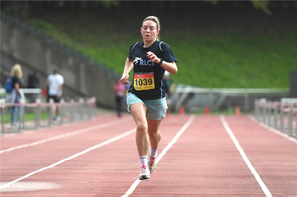 Leichtathletik, 6. Sparkassen Abendlauf des Recklinghäuser LC. Kreismeisterin über 10 km: Julia Kotte (RLC).