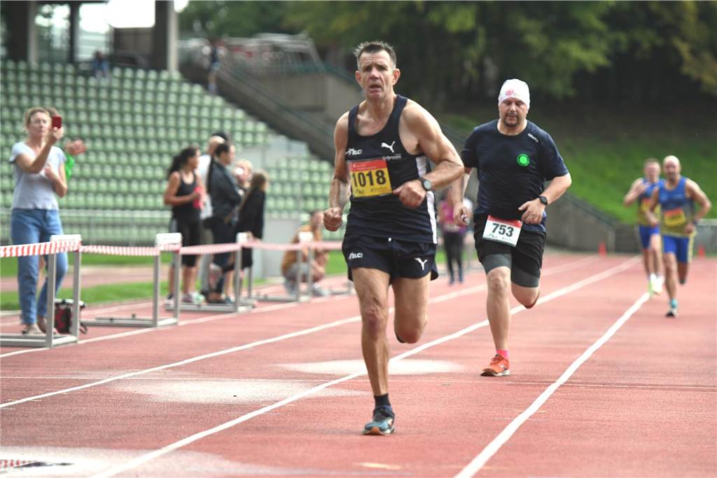 Leichtathletik, 6. Sparkassen Abendlauf des Recklinghäuser LC. Über 10 km im Ziel: Jürgen Neuhausen (RLC).