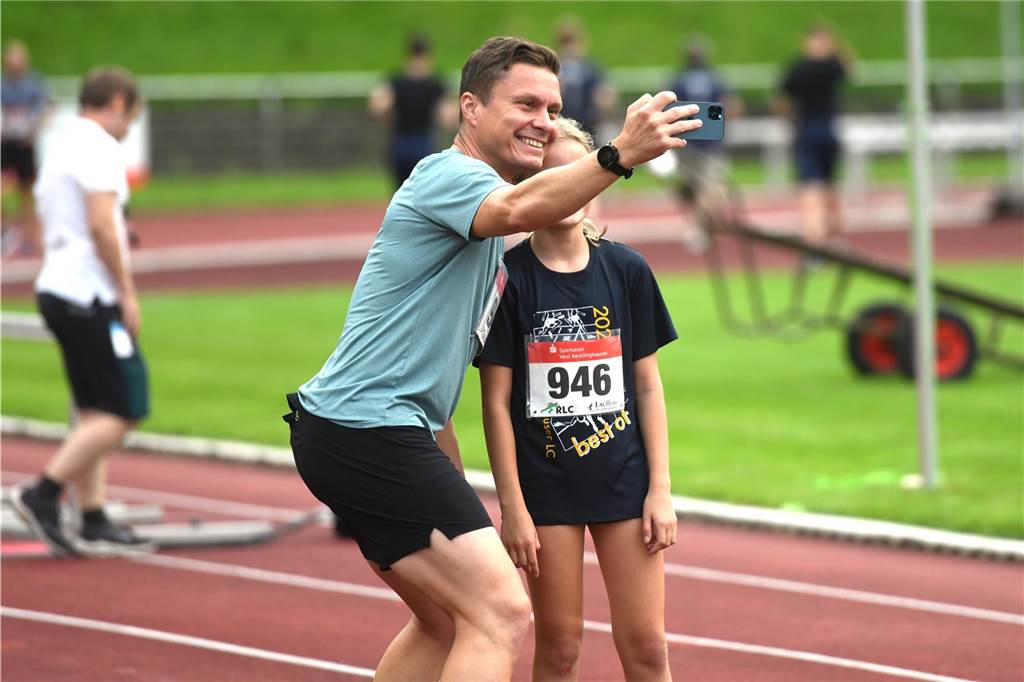 Leichtathletik, 6. Sparkassen Abendlauf des Recklinghäuser LC.Sefie vor dem Start: Hasan Sürgit mit Tochter Mathilda.