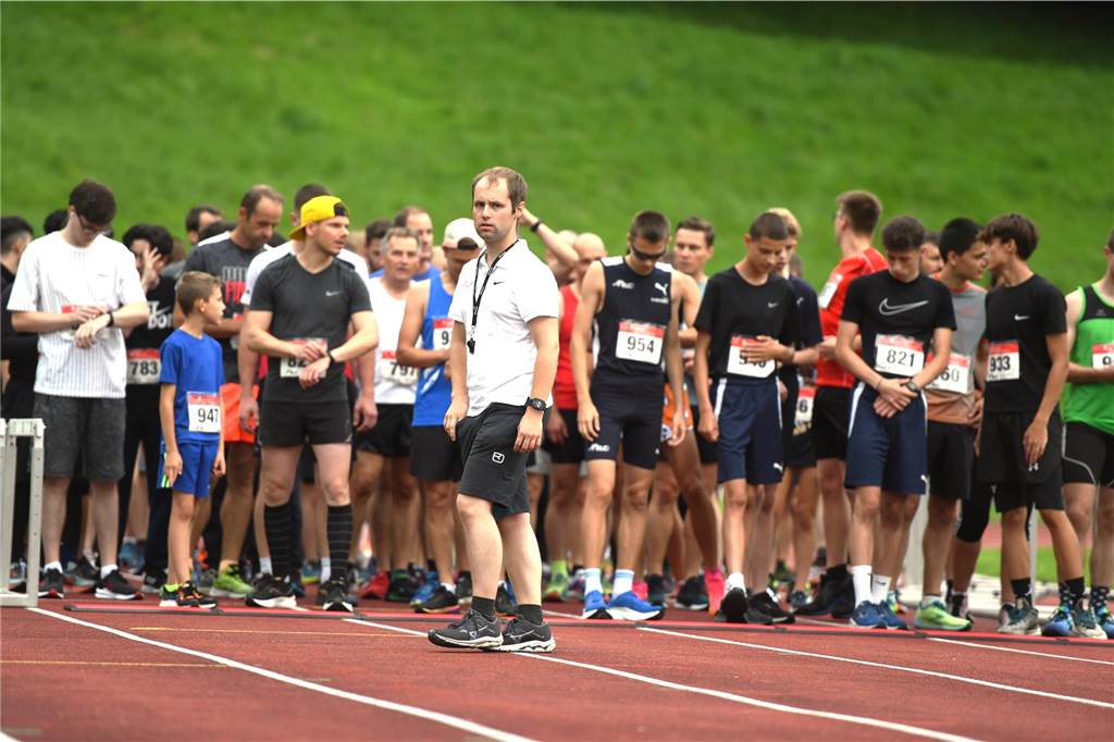 Leichtathletik, 6. Sparkassen Abendlauf des Recklinghäuser LC. Alles okay? Kampfrichter Sebastian Lange vor dem Start des 5-km-Laufs.