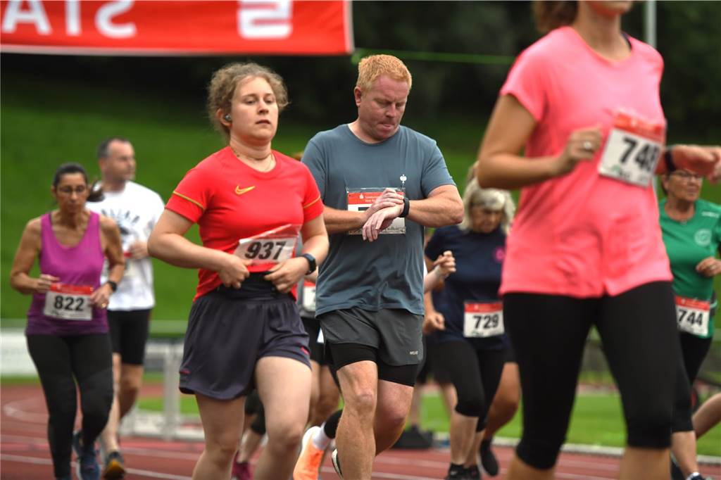 Leichtathletik, 6. Sparkassen Abendlauf des Recklinghäuser LC. Die Uhr läuft - Start des 5-km-Laufs.