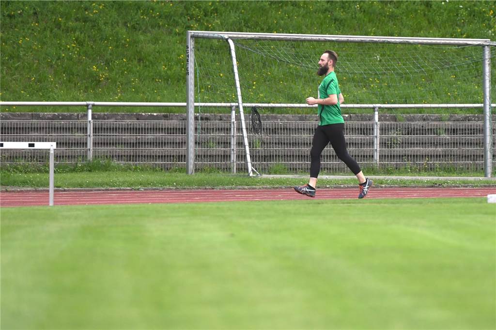 Leichtathletik, 6. Sparkassen Abendlauf des Recklinghäuser LC.Einsam auf der Strecke: Ein Nachzügler im 5-km-Rennen.