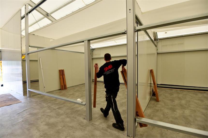 Leichtbauhallen für Flüchtlinge Leichtbauhallen wie die, die derzeit in Eisenhüttenstadt (Brandenburg) aufgebaut werden, will die Stadt Bochum für Flüchtlinge anmieten.