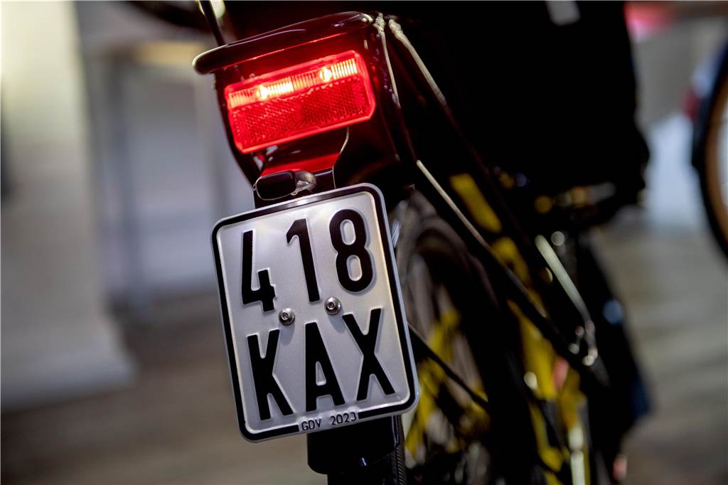 Moped-Autos im Kosten-Check: Ist der neue Jugend-Trend günstig - oder teuer? Ein schwarzes Versicherungskennzeichen ist an einem Moped angebracht.