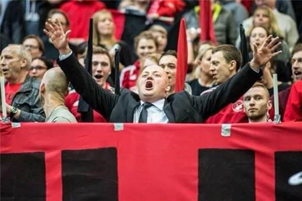 Eure besten Hallen-Momente: Im Anzug im Fan-Block, stimmungsvolle Husener, hitziger Ausgleich Leidenschaftlich dabei: Danijel Belajac für den TuS Eichlinghofen im Fanblock.