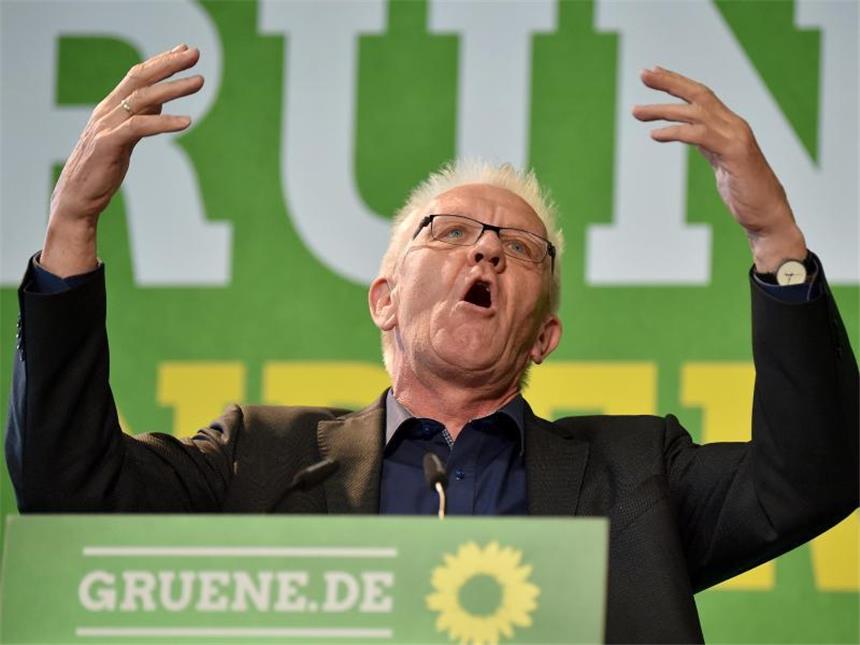 Grüne sagen offiziell Ja zu Jamaika-Gesprächen Leidenschaftlich wendet sich der baden-württembergische Ministerpräsident Winfried Kretschmann an seine Parteifreunde. Foto: Britta Pedersen