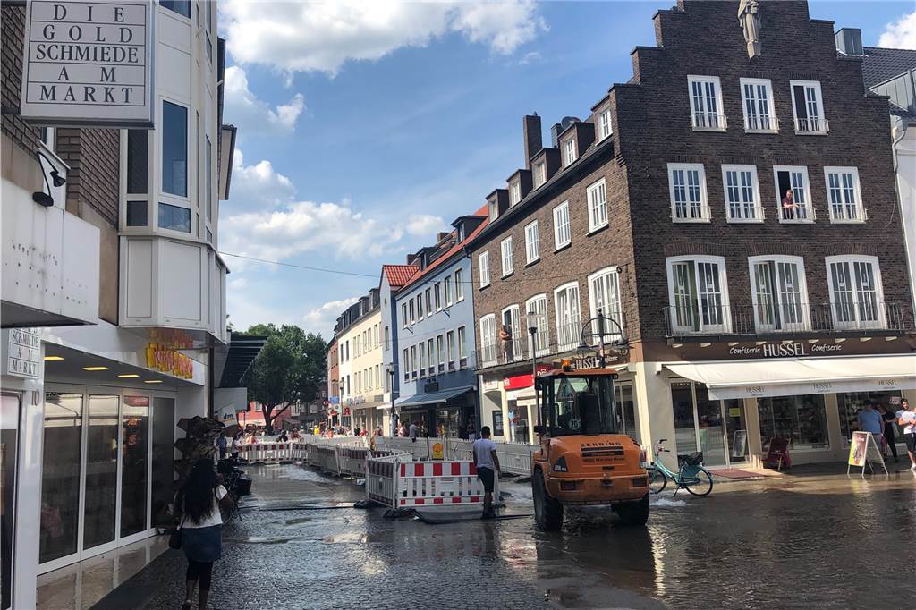 Mitten in der Innenstadt gab‘s eine kalte Dusche - die Dorstener waren begeistert Leider, leider mussten die RWW das Spektakel beenden: Kurz nachdem der Baggerfahrer da war, sprudelte das Wasser nur noch, es spritzte nicht mehr.