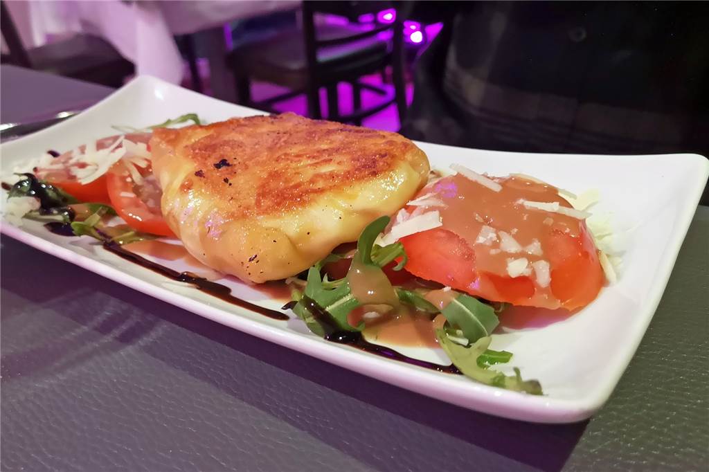 „Das Lokal“ hat von allem etwas und setzt auf frische Küche mit stilvollen Namen Leider nicht so toll wie es auf der Karte versprochen wurde: Mozzarella und Basilikumpesto in Frühlingsrollenteig gebacken, auf Tomatencarpaccio mit Balsamicovinaigrette.