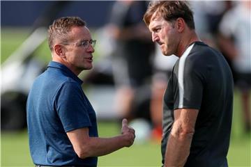 Leipzig-Cheftrainer Ralph Hasenhüttl (r) und Sportdirektor Ralf Rangnick. Foto: Jan Woitas/dpa-Zentralbild