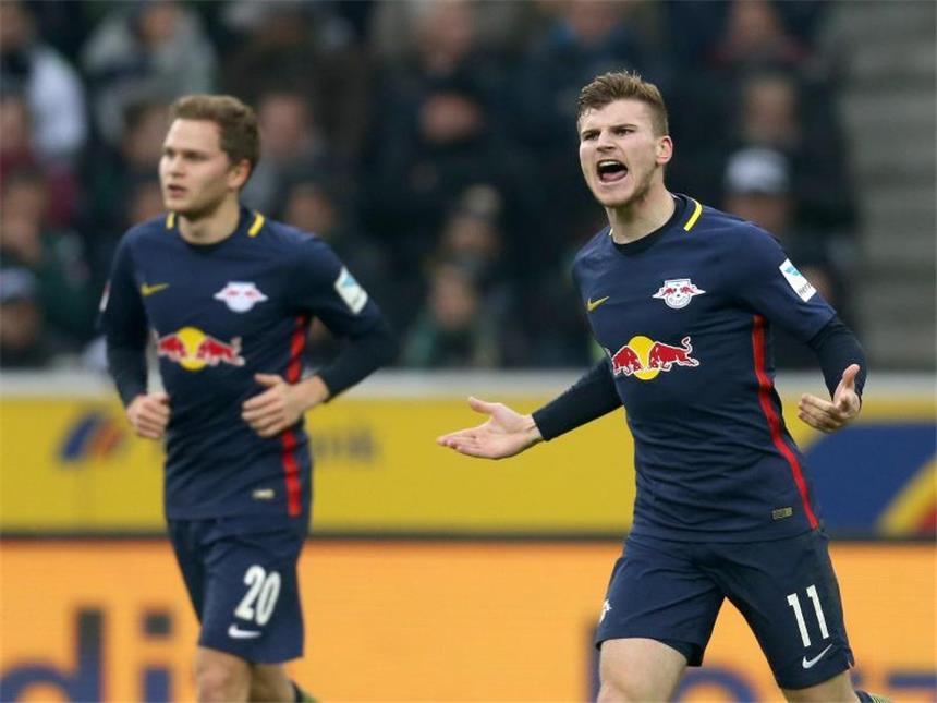 Reizfigur und Torgarant - Werner "gehört die Zukunft" Leipzig-Stürmer Timo Werner (r) ist derzeit der beste deutsche Torschütze in der Bundesliga. Foto: Ina Fassbender