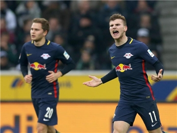 Leipzig-Stürmer Timo Werner (r) ist derzeit der beste deutsche Torschütze in der Bundesliga. Foto: Ina Fassbender