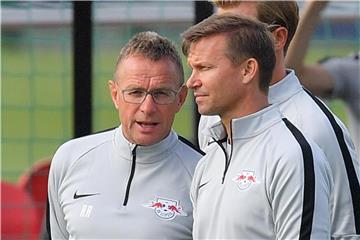 Leipzigs Coach und Sportdirektor Ralf Rangnick (l) und Co-Trainer Jesse Marsch im Gespräch. Foto: Hendrik Schmidt
