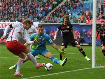 Leipzigs Emil Forsberg (l) bereitete den Treffer von Yussuf Poulsen vor. Foto: Hendrik Schmidt