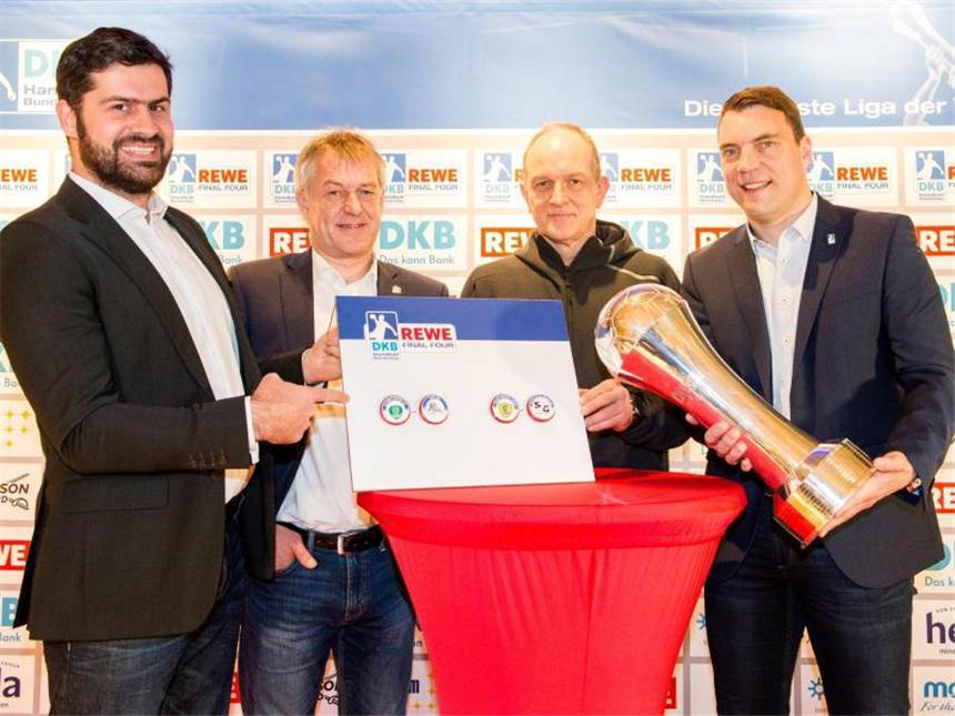 Löwen im Pokal-Halbfinale wieder gegen Flensburg Leipzigs Geschäftsführer Karsten Günther (l-r), Dierk Schmäschke von Flensburg-Handewitt, THW-Co-Trainer Jörn-Uwe Lommel und Spielleiter Andreas Wäschenbach in Hamburg bei der Auslosung. Foto: Daniel Bockwoldt