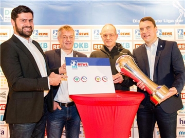 Leipzigs Geschäftsführer Karsten Günther (l-r), Dierk Schmäschke von Flensburg-Handewitt, THW-Co-Trainer Jörn-Uwe Lommel und Spielleiter Andreas Wäschenbach in Hamburg bei der Auslosung. Foto: Daniel Bockwoldt