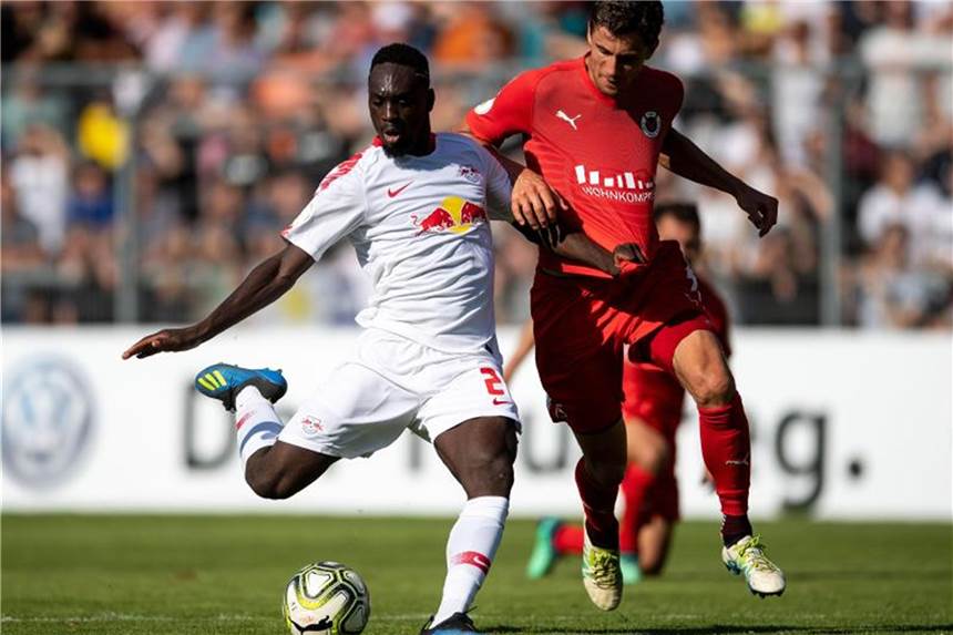 RB Leipzig verhindert Erstrunden-Aus im Pokal Leipzigs Jean-Kevin Augustin (l) trifft zum 3:1-Endstand. Foto: Marius Becker