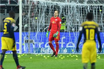 Leipzigs Keeper Peter Gulacsi (M) steht zwischen Tennisbällen, mit denen Eintracht-Fans gegen Montagsspiele protestierten. Foto: Uwe Anspach