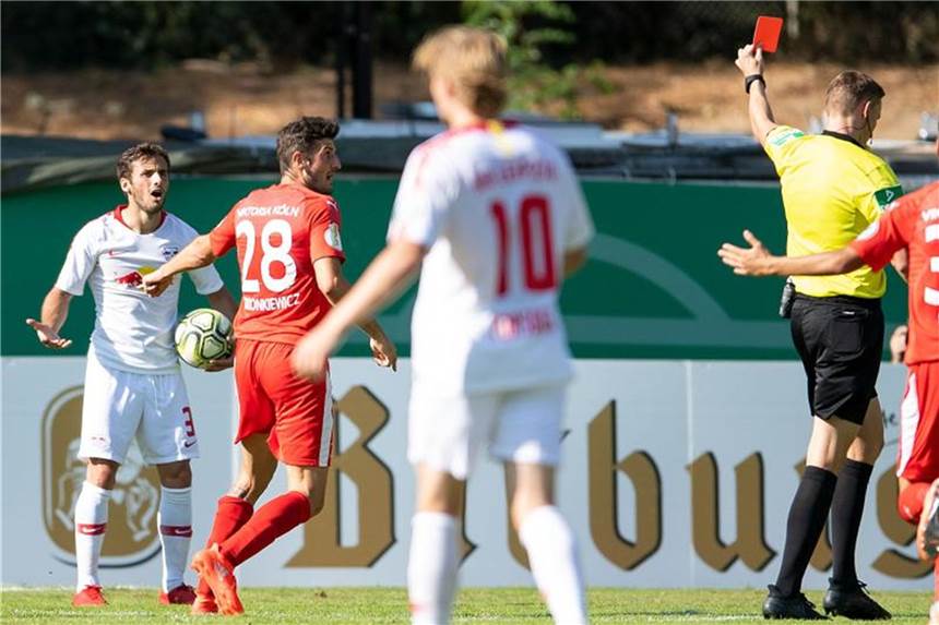 RB Leipzig zwei Pokalspiele ohne Marcelo Saracchi Leipzigs Marcelo Saracchi (l) bekommt von Schiedsrichter Martin Petersen die Rote Karte gezeigt. Foto: Marius Becker