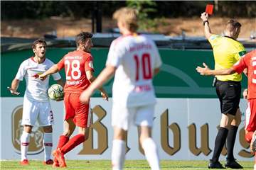 Leipzigs Marcelo Saracchi (l) bekommt von Schiedsrichter Martin Petersen die Rote Karte gezeigt. Foto: Marius Becker