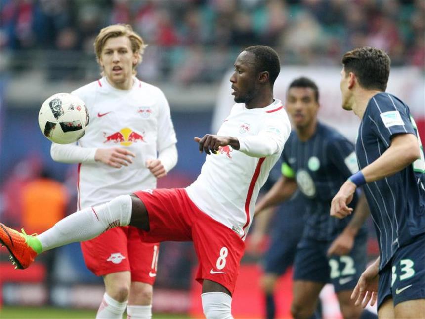 MDR: Leipzigs Keita hat Krankenhaus verlassen Leipzigs Naby Keita (M) hatte nach dem Spiel gegen den Wolfsburg einen Kreislaufkollaps erlitten. Foto: Sebastian Willnow
