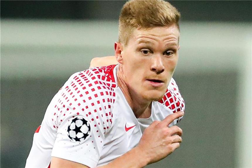 Halstenberg trainiert erstmals bei RB Leipzig auf dem Platz Leipzigs Spieler Marcel Halstenberg in Aktion. Foto: Jan Woitas