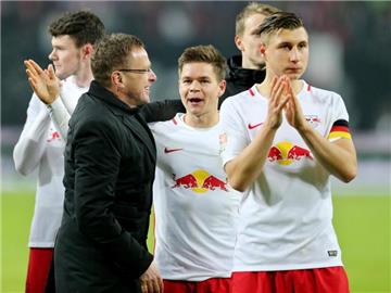 Leipzigs Sportdirektor Ralf Rangnick freut sich mit seinen Spielern über den Sieg gegen Schalke 04. Foto: Jan Woitas