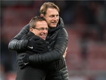Leipzigs Sportdirektor Ralf Rangnick (l) und Trainer Ralph Hasenhüttl haben die Kaderplanung abgeschlossen. Foto: Marius Becker
