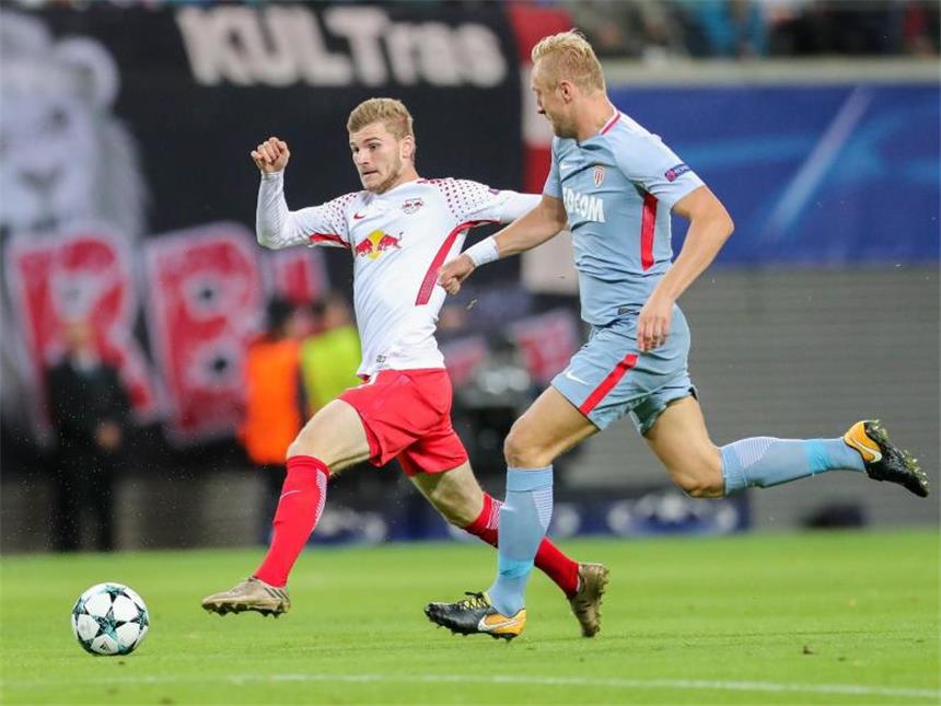 Werner freut sich über Interesse von Real Madrid Leipzigs Stürmer Timo Werner (l) ist auch für Real Madrid interessant. Foto: Jan Woitas