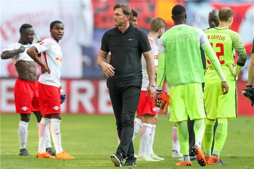 Hoffenheim führt Leipzig vor - Wütender Hasenhüttl Leipzigs Trainer Ralph Hasenhüttl (M.) war nach der Niederlage aufgebracht. Foto: Jan Woitas