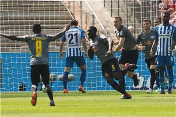 Leipzigs Upamecano (M) jubelt nach seinem 1:0-Treffer gegen die Berliner Hertha. Foto: Soeren Stache