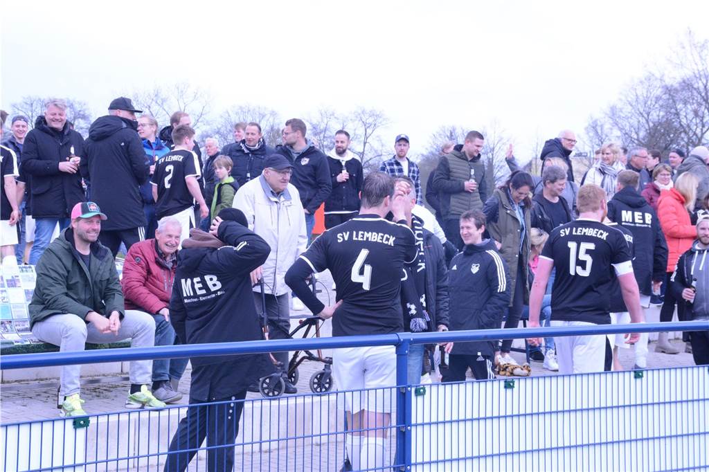 BW Wulfen III stand 21 von 24 Spieltagen an der Spitze: Jetzt droht der Nichtaufstieg Spieler und Fans des SV Lembeck III feiern den Sieg in Wulfen