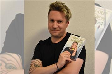 Len Mette schreibt in seinem Buch "Burn-Out oder voll Banane?!" über seine Krankheit, die Zeit in der Klinik und was er daraus gelernt hat.