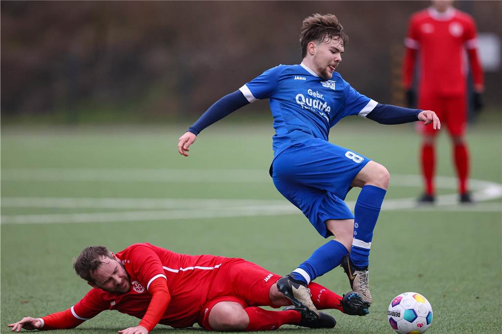 Youngster des SV Südkirchen trifft erstmals - Abenteuer steht an Len Wacker vom SV Südkirchen im Zweikampf mit einem Gegenspieler von der SG Sendenhorst II.