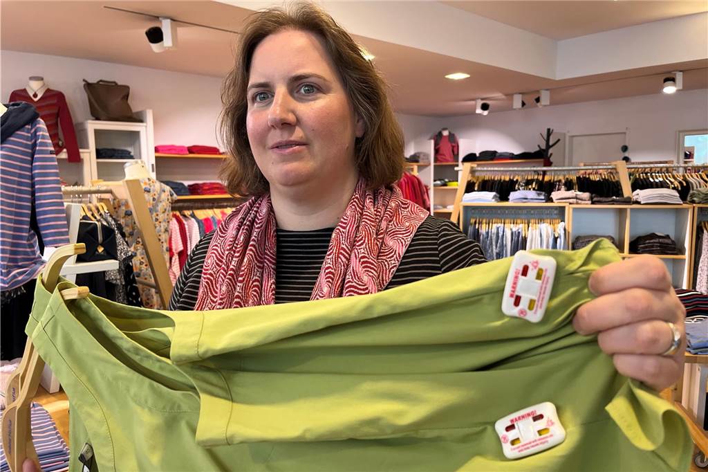 Immer mehr Ladendiebstähle ärgern Händler: „Jedes Teil tut uns weh“ Lena Dümer, Geschäftsführerin von Hofius Mode und Accessoires, kommt schon lange ohne eine Warensicherung im Ladenlokal an der Olpe in Dortmund nicht mehr aus.