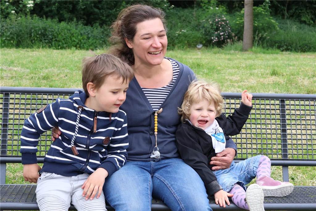 Familie lebt mit Angelman-Syndrom: „Hanna bleibt unsere Prinzessin“ Lena Fischer bei einem Ausflug mit Jan (4) und Hanna (2)